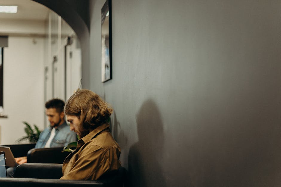 Auditunterlagen und Zertifikat auf einem Schreibtisch
